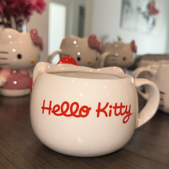 Hello Kitty Ceramic Bow Mug - Picture 2 of 4